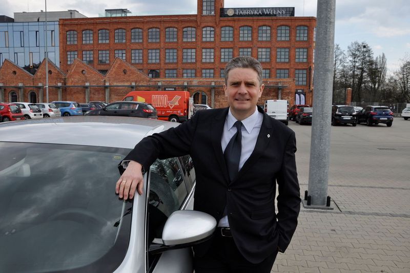 Janusz Chodyła, Pressesprecher von Renault Polska: „Die Kunden erwarten zum Jahreswechsel Preise mit sehenswerten Rabatten. Renault gewährt darüber hinaus Nachlässe für eine zusätzliche Ausstattung, was einen großen Einfluss auf den Verkauf gebrauchter Pkws hat. Die höchsten Preisnachlässe gibt es auf die teuersten Modelle oder/und Einzelexemplare.“ (Renault Polska)