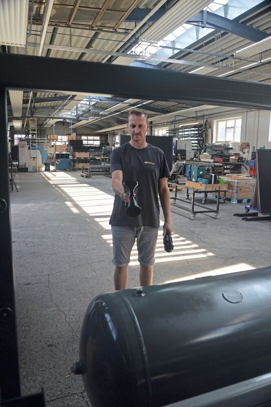 Konstrukteur Wolfgang Zorn überprüft den Vakuumkessel der Membranpresse mit dem Schalltrichter des Leckagesuchgerätes auf Undichtigkeiten.(Bild:  ipf electronic)