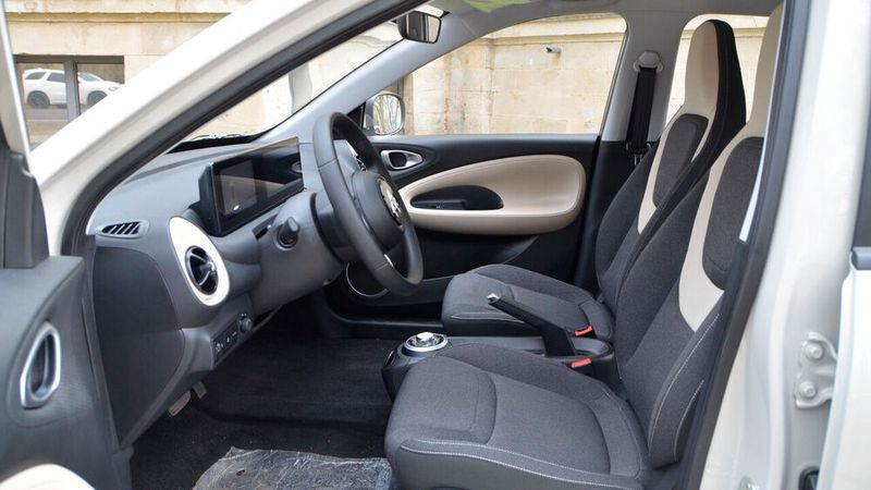 Die Sitzbezüge versprühen einen wohnlichen Charme. (Bild: Ari Motors)