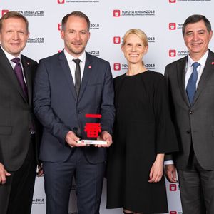 Kategorie 200 bis 400 Neuzulassungen: Timo und Ulla Szabo (Mitte) vom Autohaus Szabo mit Deutschland-Chef Alain Uyttenhoven und Europa-CEO Johan van Zyl.  (Bild:  Toyota)