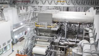 In der neuen 3000 m² großen Halle von Fripa produziert die Papiermaschine PM7 jährlich rund 36.000 t hochwertige Tissuepapiere. (Bild: Konecranes)