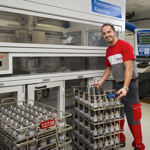 Das Vorschlagswesen der Polymeca fördert das aktive Mitdenken der Mitarbeiter. Zu neuen Lösungen führen jährlich 50 bis 60 Vorschläge, die honoriert werden. Das motiviert natürlich.