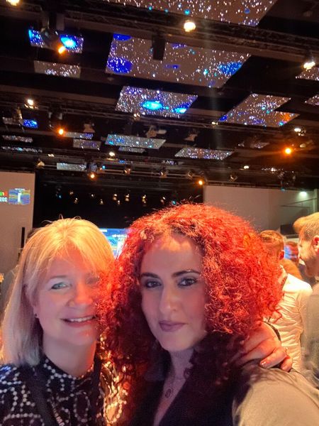 Daniela Bemelsmans-Leventic (Kosatec) und Besa (IT-BUSINESS) bringen nicht nur die Decke zum Leuchten. (Bild: Vogel IT-Medien GmbH)