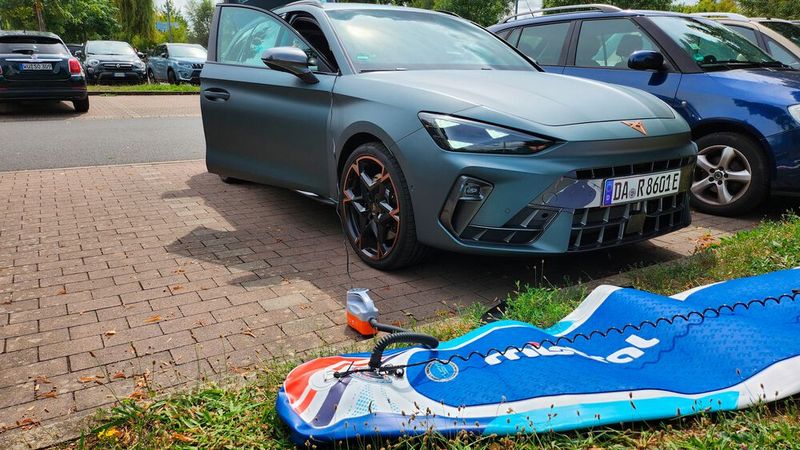 10. Der Freizeitwert: Wer sich einen Kombi kauft, der hat nicht selten ein Hobby, für das ein geräumiges Auto nötig ist. Und dann ist es schön, wenn das Fahrzeug noch mehr kann als nur Dinge zu transportieren. Wie der Leon: Dank seiner großen Batterie, die bei Bedarf die Zwölf-Volt-Batterie nachlädt, pumpt er problemlos und ohne Starten des Verbrennungsmotors auch die größten Sportgeräte auf. Noch schöner wäre es allerdings, wenn es auch im Kofferraum eine Steckdose geben würde – oder sogar eine 230-Volt-Dose. (Bild: Rosenow – VCG)