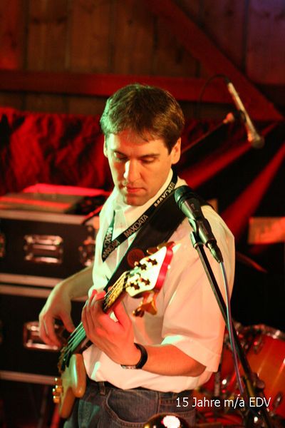 Andreas Hackner hat m/a EDV mitgegründet und sorgt als Bassist der Band Twilight für Stimmung auf der eigenen Betriebsfeier. (Archiv: Vogel Business Media)