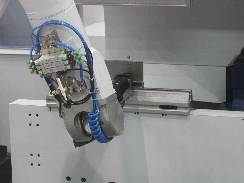 Robot sur la plieuse TruBend de Trumpf. (Image: Edouard Huguelet / MSM)