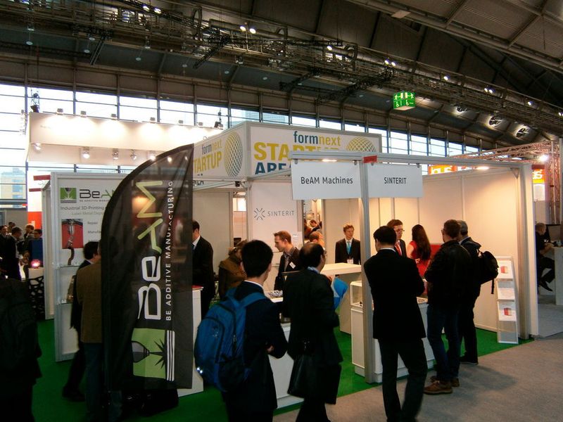 Impressionen von der formnext 2015 - powered by tct...bereits am ersten Tag bevölkerten ettliche Besucher die Halle 3.1 in Frankfurts Messeareal. (Bild: Königsreuther)