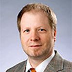 Titel, Name: Oliver Zühlke  Geburtsjahr, -ort: 1968 in Solingen  Funktion: Mitglied des Aufsichtsrats  Firma: Bayer AG  Ausbildung: 1985: Ausbildung zum Chemikanten bei der Bayer AG 2009: Fernstudium zum Personalreferenten  Berufliche Laufbahn: 1985: Eintritt in die IG Chemie Seit 1994: freigestelltes Mitglied des Betriebsrats der Bayer AG Seit 2002: Mitglied im Wirtschaftsausschuss der Bayer AG Seit 2006: Mitglied im Wirtschaftsausschuss der Bayer HealthCare AG Seit 2007: Mitglied des Aufsichtsrats der Bayer AG Seit 2009: Vorsitzender des Bayer-Europa-Forum Seit 2010: Vorsitzender des Betriebsrats der Bayer AG (Standort Leverkusen)  Seit 2010: Vorsitzender Bezirksvorstand und Landesbezirksvorstand der IG Bergbau, Chemie, Energie (Bild: Bayer)