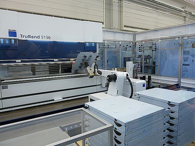 Und auch eine automatische Biegezelle mit der Trubend 5140 war in der Einhausung zu beobachten. Im Vordergrund die fertig gekanteten und abgelegten Blechteile. (Kuhn)