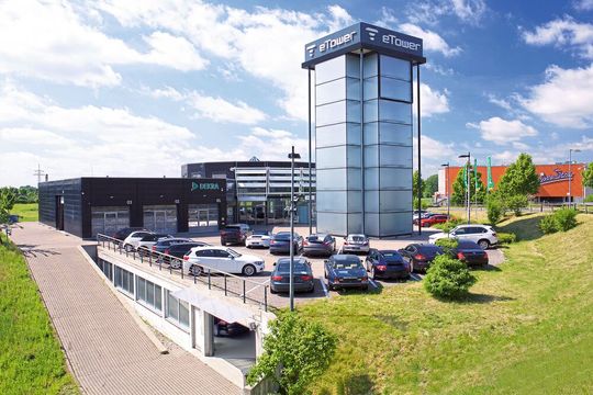 Das Autohaus „eTower“ liegt zentral in Garbsen bei Hannover. Der Turm verrät: Früher war hier ein Smart-Center angesiedelt.(Bild:  eTower)