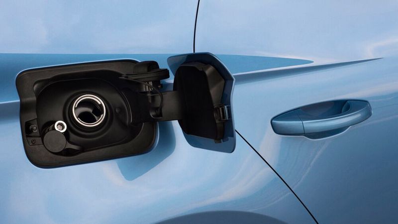 Links neben dem Benzin-Einfüllstutzen findet sich der Gasanschluss – in diesem Fall für CNG.