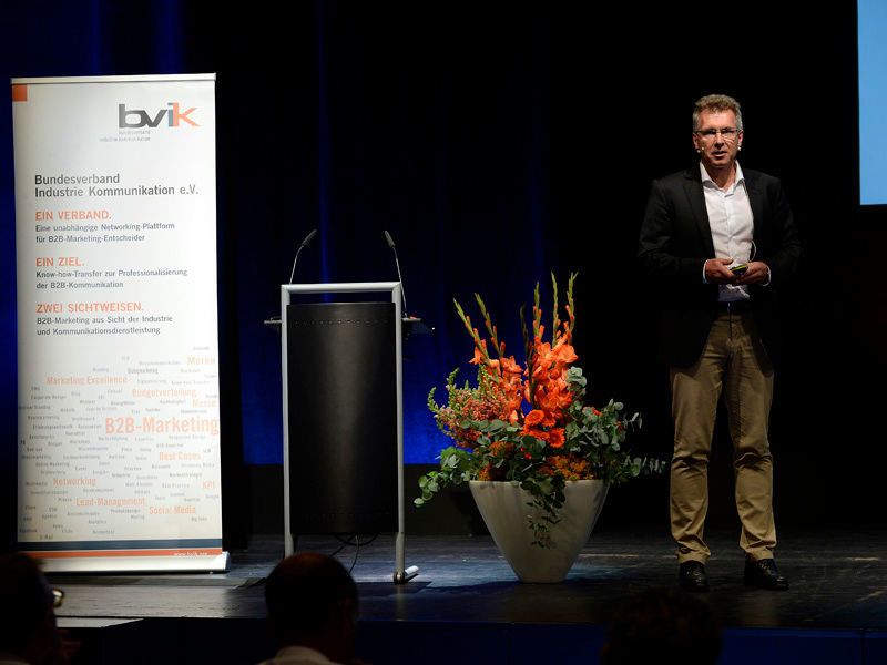 Wie man die digitale Transformation durch eine gute Zusammenarbeit innerhalb eines Unternehmens meistert, und eine erfolgreiche Digitalstrategie entwickelt, erfuhren die Marketingprofis von Thomas Ochs, CIO der Villeroy & Boch AG.  (bvik / setphoto Thomas R. Schumann)