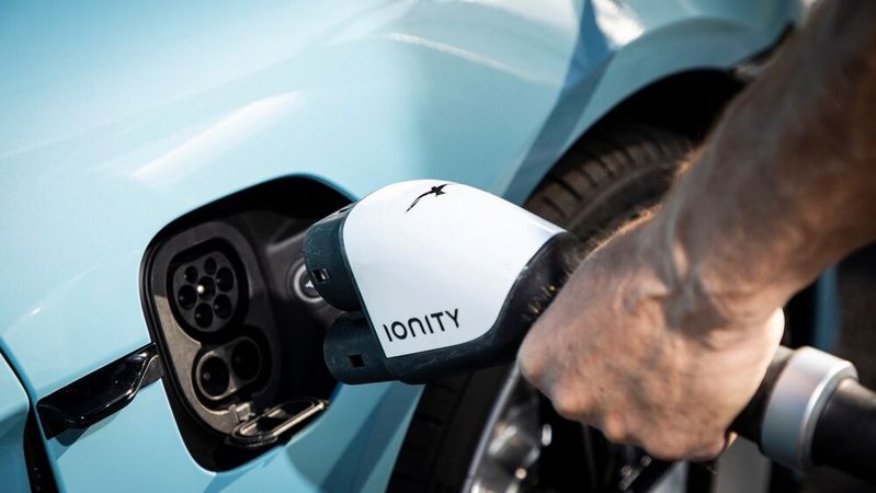 Wer sich für den Schnellladestecker entscheidet, lässt die Traktionsbatterie des E-Fahrzeugs messbar, aber in einem vertretbaren Rahmen schneller altern.(Bild:  Porsche)