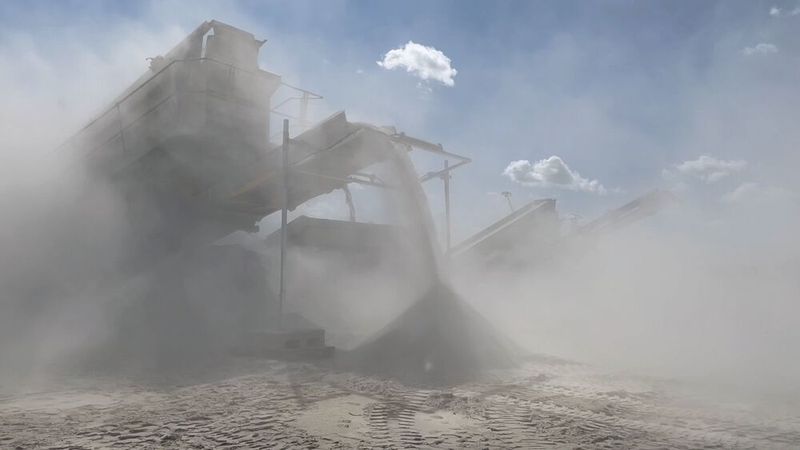 zum Vergleich: So sieht der Bandabwurf an einem Brecher ohne Staubbindung aus. (Bild: Nebolex)