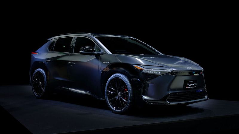 Toyotas erstes BEV-Modell, der BZ4X, präsentiert sich in Tokio als Sport Concept. (Toyota)