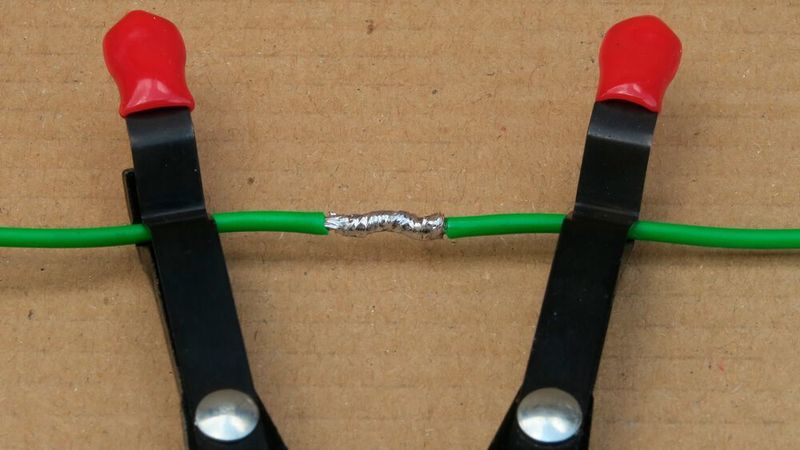 Die glänzende Oberfläche einer mit bleihaltigem Zinn erstellten Lötstelle dient der Qualitätskontrolle, was mit bleifreiem Alternativmateriel nicht mehr möglich wäre. (Diehl/privat)