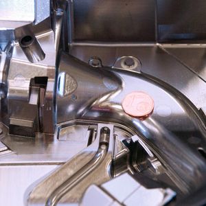 EPDBE-2003-0,75-ATH (Ø 0,3), Ausgussbohrung gefräst: Vor allem bei sehr kleinen Durchmessern müssen Maschine, NC-Programm und Fräser gut zusammenarbeiten. Deshalb wurde mit der Umstellung auf Hitachi in neue Maschinen und CAM-System investiert.