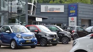 Bisher als exklusives Smart-Center unterwegs musste sich die SMP Autmobilhandel AG neu ausrichten. Seit 2020 agiert das Saarbrücker Unternehmen in Verkauf und Service als freier Mehrmarkenbetrieb.  (Bild: Michel/»kfz-betrieb«)