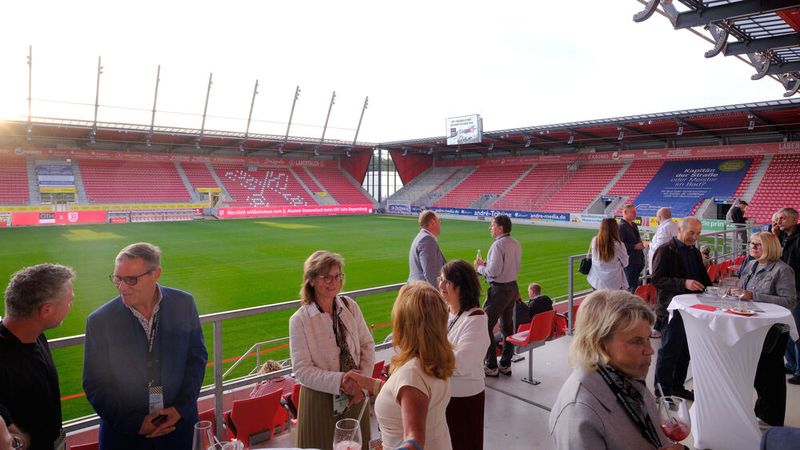 Empfang in der Abendsonne im Jahnstadion Regensburg. (Bild: Zietz - VCG)