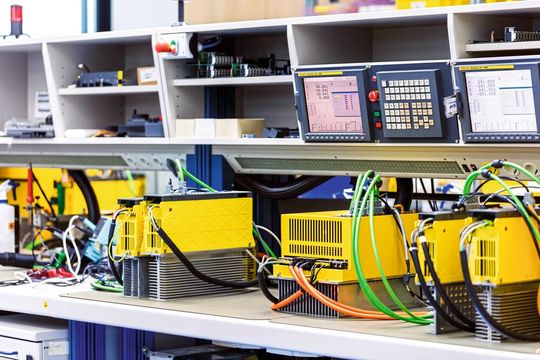 Neuwertig: Fanuc tauscht Verschleißteile aus, säubert und lackiert Oberflächen und macht Software-Updates.(Bild:  Fanuc Europe)