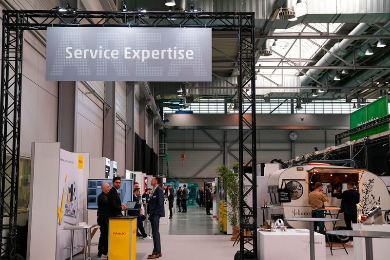 Starke Services für durchgängig optimiertes Fertigen – von Spindelreparatur über das Anwenderportal myChiron bis zu LifetimeSolutions für den gesamten Maschinenlebenszyklus zeigte Chiron, warum nicht die Technik allein eüber performance entscheidet.  (Bild: Chiron)