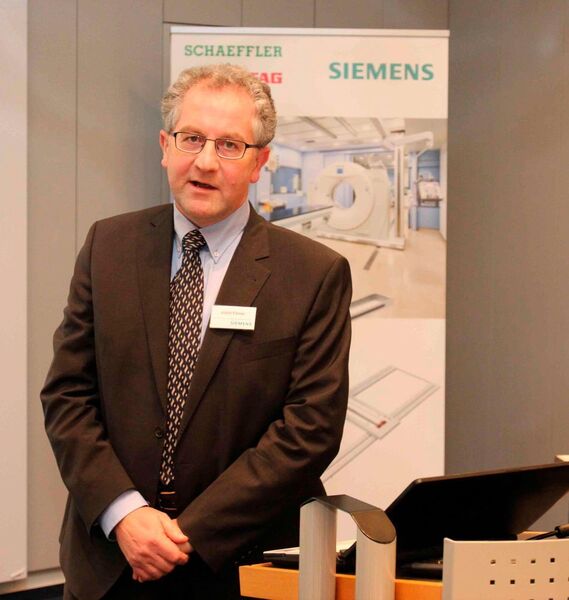 Ulrich Förner, technischer Projektleiter der Siemens-Division Imaging & Therapy: „Die verwendeten CTs sind Standardprodukte, wie sie auch für den stationären Einsatz installiert werden. Da gibt es nur Anpassungen in der Steuerung.“ (Bild: Reinhardt)