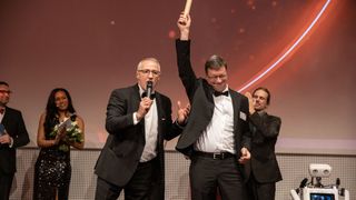 2019 durfte ich im feierlichen Rahmen unserer Meilenstein-Gala anlässlich des 25-Jährigen Jubiläums von PROCESS den Staffelstab der Chefredaktion von Gerd Kielburger übernehmen. (Bild: PROCESS)