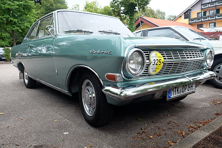 Die Erinnerung an bessere Zeiten des Fabrikats weckten Heike Fink und Ferdinand Gandyra mit einem Opel Olympia Rekord R3 Coupè aus dem Jahr 1964. (Holger Zietz)