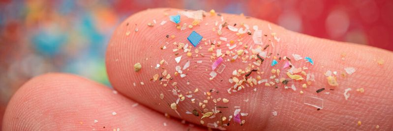 Mikroplastik findet sich heute in nahezu allen Teilen der Welt – auch den entlegensten. Die z.T. noch unzureichend geklärte Frage ist: Wie gelangen die Partikel dort hin? (Symbolbild)(Bild:  SIV Stock Studio - stock.adobe.com)