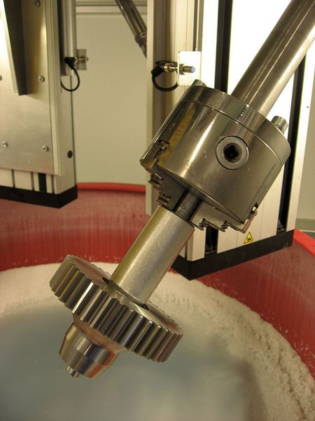 Bild 11: Zum Spannen von Zahnrädern kommt ein Dreibackenfutter an einem schräg angeordneten Halter zur Awendung.  (Bild: Otec)