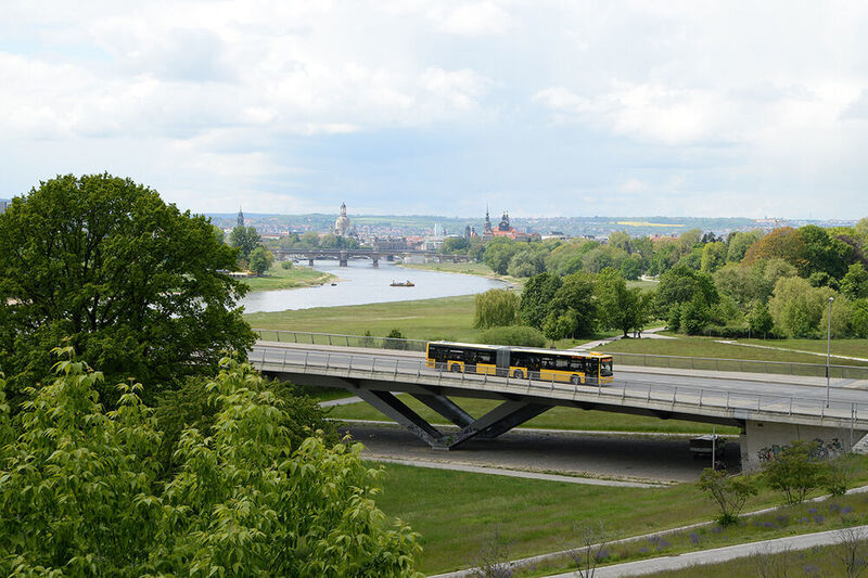 In Sachsen können die Nutzer des öffentlichen Nahverkehrs ihre Fahrscheine auch bei längeren Fahren per App erhalten  (fotoak80 – stock.adobe.com)