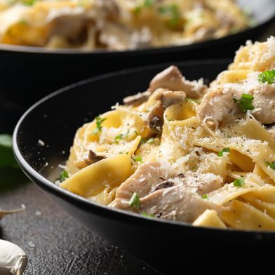 Spermidin ist ein natürlich vorkommendes Molekül, das unsere Zellen selbst herstellen, das aber auch in Lebensmitteln wie Weizenkeimen, Pilzen und einigen gereiften Käsesorten wie Parmesan oder Cheddar enthalten ist. (Symbolbild) (Bild: AdobeStock_540507654_© grinchh – stock.adobe.com)