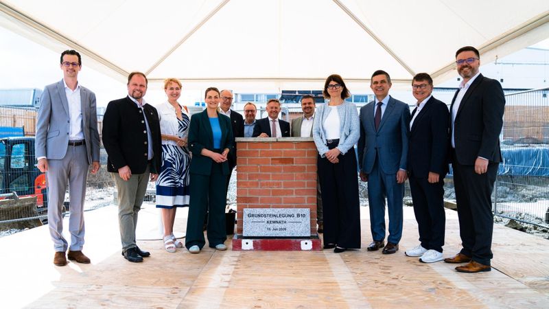 Grundsteinlegung in Kemnath, dabei waren Judith Gerlach, bayerische Gesundheitsministerin, Hubert Schicker, Landrat des Landkreises Tirschenreuth, Roman Schäffler, erster Bürgermeister der Stadt Kemnath sowie Elisabeth Staudinger, Mitglied des Vorstandes Siemens Healthineers AG.(Bild:  Siemens Heathineers)