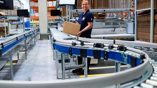 Seit rund eineinhalb Monaten ist das zweite Logistik- und Technikzentrum der Geis-Gruppe in Gochsheim bei Schweinfurt in Betrieb. Hier ein Blick in den Kommissionierbahnhof. Vor allem die Kneipp-Gruppe aus Würzburg profitiert von den automatisierten Abläufen, heißt es. (Geis-Gruppe)