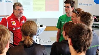 Fast drei Stunden lang tauschte sich Dieter Gundel, das erfahrene „Elektronik-Hirn” der Scuderia Ferrari, mit den von SKF unterstützten Nachwuchs-Konstrukteuren der Formula Student aus. (Bild: Frank-Michael Anton)