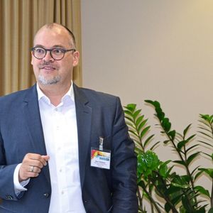 LP-Chefredakteur Marc Platthaus führte als Moderator durch den Praxistag. (LABORPRAXIS/Ottleben)