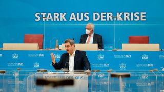 „Für uns ist relativ klar, dass dieser beginnende lautlose Prozess im Netz ein gefährlicher für die gesamte Demokratie sein kann und vielleicht sogar zur Explosion führen kann“, sagte der CSU-Chef am Mittwoch in München (© CSU-Fraktion Bayrischer Landtag)