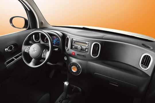 Der Innenraum mit dem scheinbar schwebenden Instrumententräger wirkt loungeartig. (Archiv: Vogel Business Media)