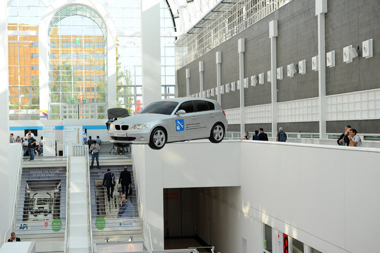 Ein schwebendes Auto sorgte für Aufsehen in den Messehallen. (Foto: Mack)