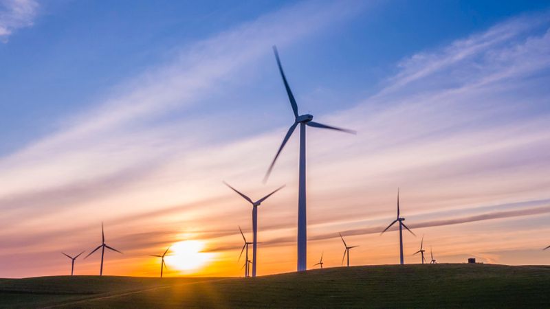 27,0% Strom aus Windkraft  Zum zweiten Jahr in Folge liefert Windkraft den größten Anteil am Strommix. Dieser Trend muss allerdings noch verstärkt weitergehen: Um die verschärften EU-Klimaziele 2030 zu erreichen (Reduktion energiebedingter CO2-Emissionen um 65%), müssen laut Schätzungen des Fraunhofer-Instituts für Solare Energiesysteme (ISE) jährlich Onshore-Windanlagen mit einer Leistung von 7,4 bis 8,4 GW zugebaut werden sowie Offshore-Anlagen mit 1,4 bis 1,7 GW. Zum Vergleich: Im Jahr 2020 ist der Zubau an Windkraft auf einem neuen Tiefststand angelangt. Ende Oktober 2020 lag die installierte Leistung von onshore Wind bei 54,64 GW (plus 1,5 GW gegenüber 2019) und von offshore Wind bei 7,74 GW (plus 0,14 GW).  Zurück zum Begleitartikel: Wie grün ist Strom aus Deutschland?  Lesetipp: Eine Alternative zu Windrädern: Energiedrachen für grünen Strom. (Unsplash/RawFilm)