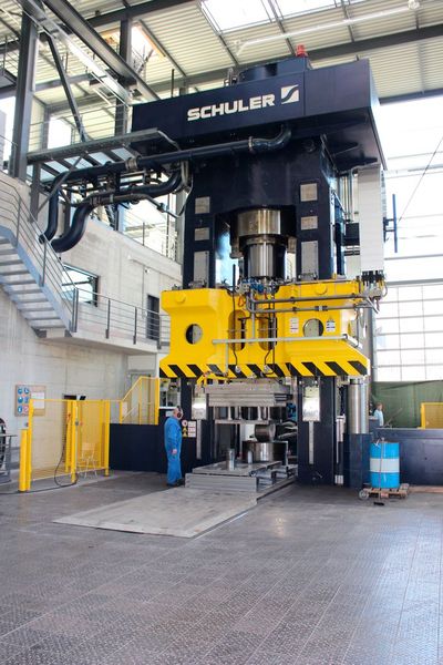Hydraulisch angetriebene Pressen können sich behaupten, nicht zuletzt, weil die Hersteller die Energieeffizienz deutlich erhöht haben. (Bild: Schuler)