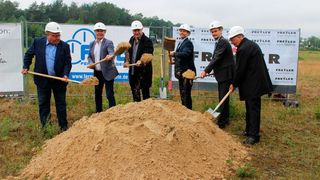 Die FSG-Geschäftsführer Klaus, Christian und Carsten Schulz (v.r.) setzen den ersten Spatenstich. (Annette Bartholome, Freyler Industriebau)
