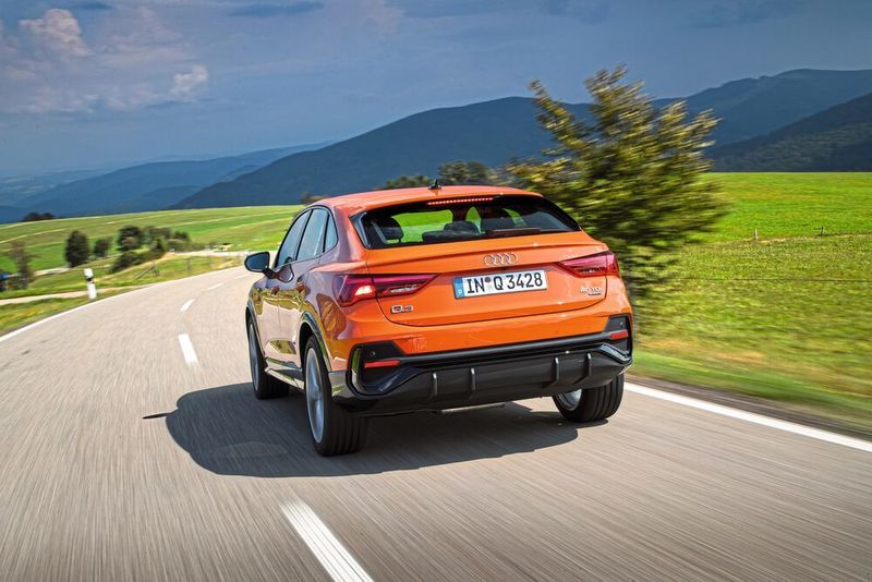 Der Sportback bekommt als erster Audi überhaupt einen neuartigen 1,5-Liter-TFSI-Ottomotor, bei dem im Rahmen einer 48-Volt-Hybridisierung der Riemen-Starter-Generator mit einer Boost-Funktion aufwartet. (Audi)