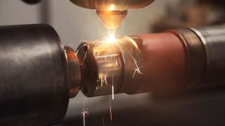 Laserauftragschweißen an einer Eisenbahnachse: Etxetar setzt LMD bei hochwertigen Bauteilen ein, bei denen ein präziser, lokaler Materialauftrag Reparaturen, Verstärkungen und eine verlängerte Lebensdauer ermöglicht. (Bild: Etxetar)