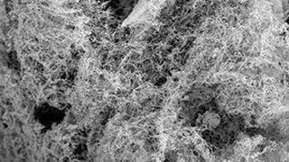 Forscher der Washinton State University (WSU) haben einen Weg gefunden, große Mengen an kostengünstigen Nanoschaumkatalysatoren herzustellen, die die Wasserstofferzeugung in großem Maßstab durch die Spaltung von Wassermolekülen erleichtern können. (WSU)