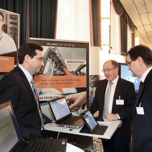 Auch ein Ansatz zur Optimierung: Der durchgängige Einsatz von CAE-Systeme für EMSR-Planung und Betriebsbetreuung im Anlagenbau. Hier gezeigt, auf der Tagung Anlagenbau der Zukunft von Planets-Experten.
