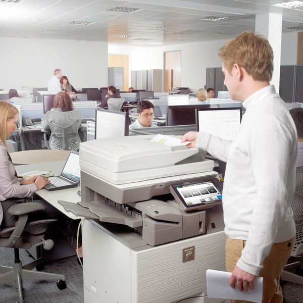 Die neuen Sharp-MFPs sind mit einem Bewegungssensor ausgestattet, der die Geräte aus dem Ruhemodus weckt, sobald sich ein Anwender nähert. Gescannte Dokumente können via OCR in durchsuchbare PDFs oder Office-Dokumente verwandelt werden. (Bild: Sharp)