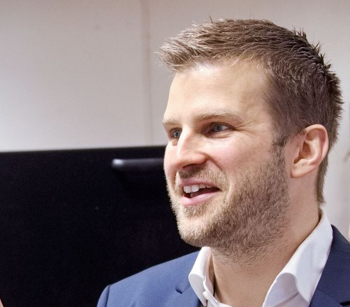 «Mit der ‹CUBE 350› sprechen wir speziell Zulieferunternehmen mit ständig wechselnden Serien an, darunter auch Kleinserien von ein bis 20 Stück.» Marc Tschudin, CEO der Tschudin AG (Source: Matthias Böhm)