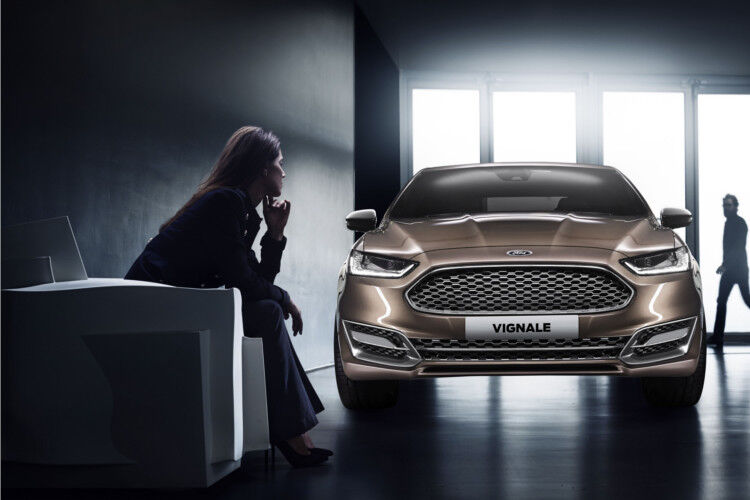 „Vignale“-Logos und die exklusive Nocciola-Lackierung runden das Premium-Paket ab. (Foto: Ford)