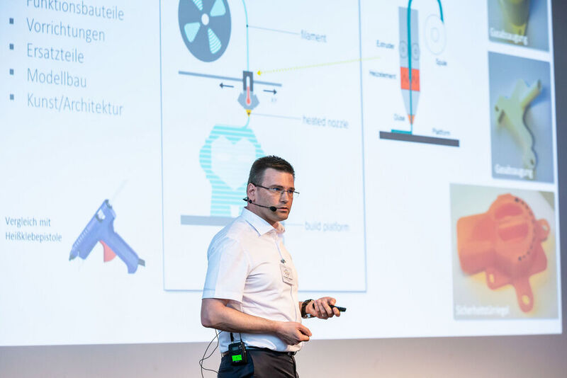Dr. Roman Lengsdorf,  Abteilungsleiter Additive Fertigung bei JP 3D Tec Vision, erläuterte die Möglichkeiten, die die Technologie des 3D-Drucks speziell bei Metallteilen bietet.  (Stefan Bausewein)